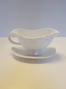 Juego de 2 piezas Gravy Boat blanco con acabado cerámico esmaltado diseño en relieve - Imagen 1 de 4