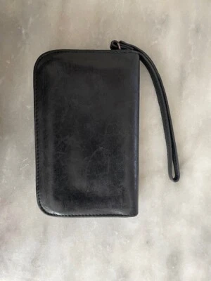 Cartera Hobo International con cremallera alrededor correa de muñeca de cuero esmaltado negro  Foto 1 de 4