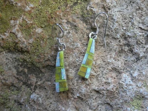 Schöne grüne handgefertigte Gaspeit & Opal Edelstein zierliche Ohrhänger I58 - Bild 1 von 5