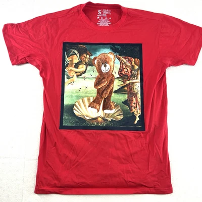Camiseta Bleecker & Mercer Roja Pequeña Gráfica Para Hombre con Oso de Peluche Nacimiento de Venus Foto 1 de 4