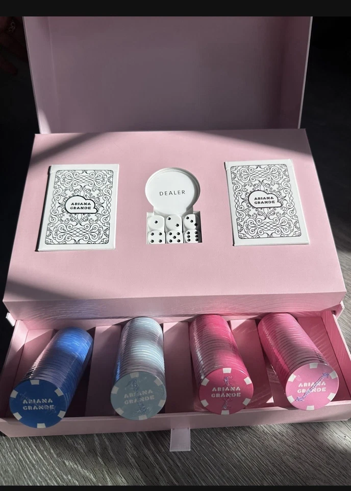 Exclusivo juego de póker Ariana Grande rosa con dados y cartas RARO  Foto 1 de 2