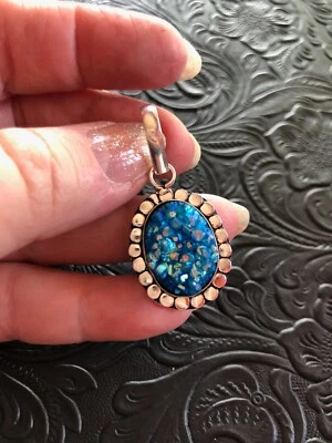 Bisel colgante artesanal de pétalos de flores de titanio azul suroeste druzy 1,5" Foto 1 de 3