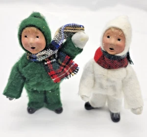 Byers Choice Children Snow Suits Christmas Figurines Pair 2 White Green 1992 - Picture 1 of 7
