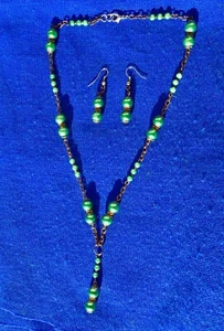 Schöne Vintage Kunstgrüne Perlenkette und passende durchbohrte Tropfenohrringe   - Bild 1 von 7