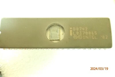 D8742 PERIPHERAL INTERFACE SLAVE 8-BIT MICROCONTROLLER REPROGRAMMABLE UV WINDOW - Image 1 of 3