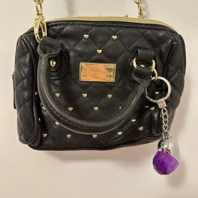 Bolso Bandolera Betsey Johnson Mini Cartera Be-Mine Corazón Tachuelas Acolchado Negro Foto 1 de 4