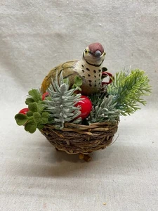 Pájaro en nido vintage de los años 70 con decoración navideña de plástico de hoja perenne y acebo MCM - Imagen 1 de 5