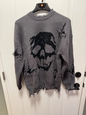 Neuer Totenkopf-Pullover im Used-Look, graue Farbe, ideal für Halloween - Bild 1 von 4