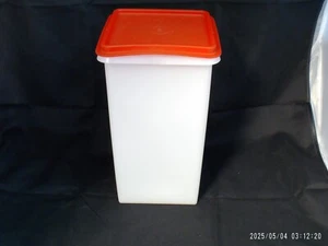 "Pre-Owned" Vtg. Tupperware Saltine Cracker Keeper 1314-2 w/Red lid 10" x 5" - Picture 1 of 8