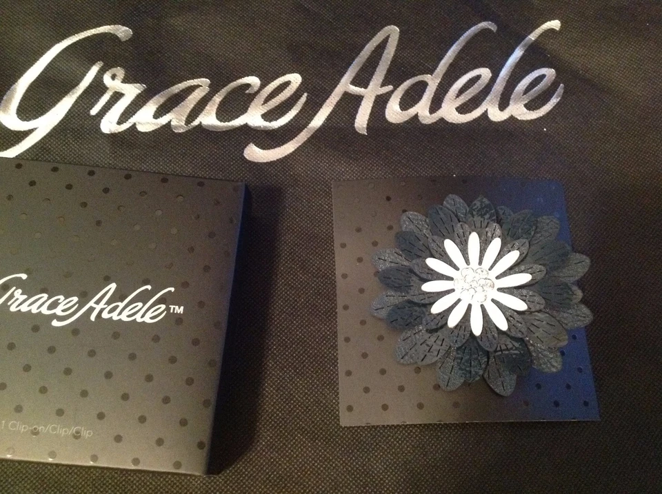 Clip Grace Adele verde azulado DAHLIA nuevo en caja Foto 1 de 1