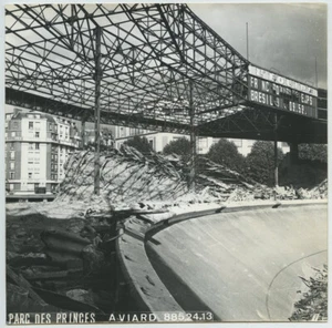 Paris. Démolition de 2e Parc des Princes. Circa 1970. Football. Chantier. BTP. - Picture 1 of 1