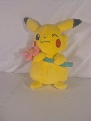 Peluche Pokémon Pikachu San Valentín sosteniendo flor rosa (Jazwares, 2022) 8” Foto 1 de 4