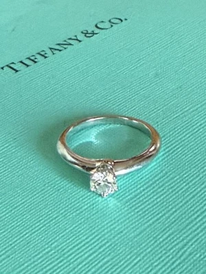 Anillo de compromiso solitario Tiffany & Co platino redondo 0,56 quilates G VS2 $5,450 talla 7,5 Foto 1 de 4