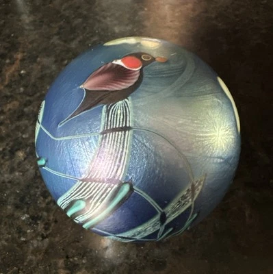 Peso de papel redondo vintage 1980 Orient & Flume azul brilho com nuvens de pássaros 2,75” - Imagem 1 de 4