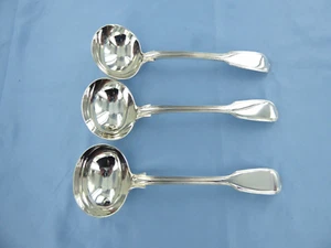 AN ANTIQUE SET OF THREE STERLING SILVER FIDDLE THREAD SAUCE LADLES LONDON 1835. - Picture 1 of 10