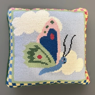 Almohada punta de aguja Butterfly Clouds 9” cuadrada lana terciopelo espalda Foto 1 de 4