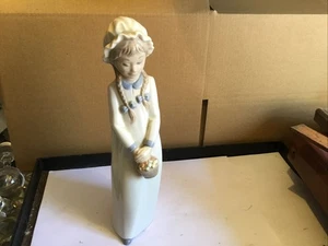 Porcelain Figure Of Girl With Braids Holding Basket Of Sweets By Zaphir, Lladro - Picture 1 of 5
