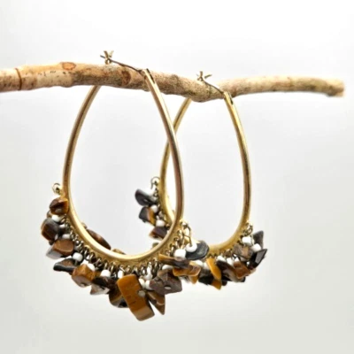 Pendientes de aro en tono dorado con astillas de ojo de tigre y flecos de cuentas de semillas blancas Foto 1 de 4