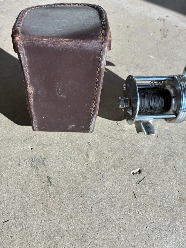 Carrete de pesca vintage Jc Higgins con estuche de cuero. Nunca he visto 1 con estuche Foto 1 de 4