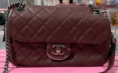 Bolso de Hombro Chanel Clásico con Solapa Piel de becerro Cadena Rojo Plata Patrón de Diamantes Foto 1 de 4