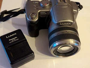 Panasonic Lumix DMC-FZ30 Optical Zoom 35-420 Digitale Bridgekamera 8.0 MP silber - Bild 1 von 5
