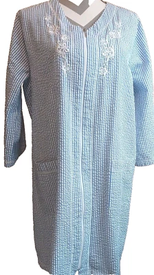 Bata Miss Elaine AZUL Blanca Seersucker Talla Grande Bolsillos Bordado Cremallera Completa Foto 1 de 4