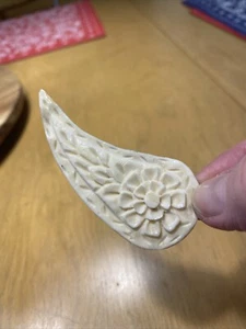 Vintage Jewelry White Carved Plastic Floral Pattern Broach Clip - Picture 1 of 7