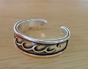 Anillo de punta decorativo de plata esterlina diseño de onda a lo largo de la parte superior de 6 mm de ancho - Imagen 1 de 3