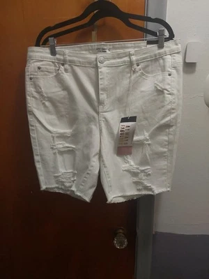 Bermudas Almost Famous blancas para mujer talla 16 Bermudas corte distress  Foto 1 de 4