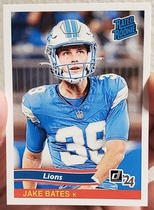 JAKE BATES 2024 Panini Instantáneo RC Clasificado NFL Novato Retro Detroit Lions - Imagen 1 de 2