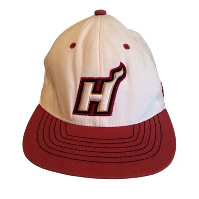 NBA Adidas Miami Heat Juvenil Blanco y Rojo Logo Gorra de Béisbol Gorra Foto 1 de 4