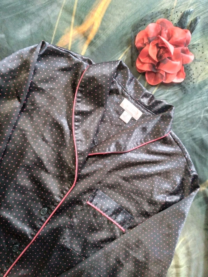 Roupa de dormir Cabernet grande preta vermelha Polkadots cetim sedoso botão frontal - Imagem 1 de 4
