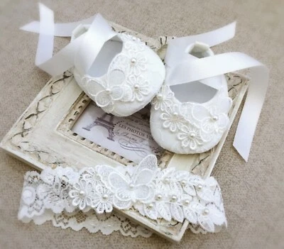 Zapatos de bautizo en blanco roto zapatos de bautizo con mariposas y flores de margarita Foto 1 de 4