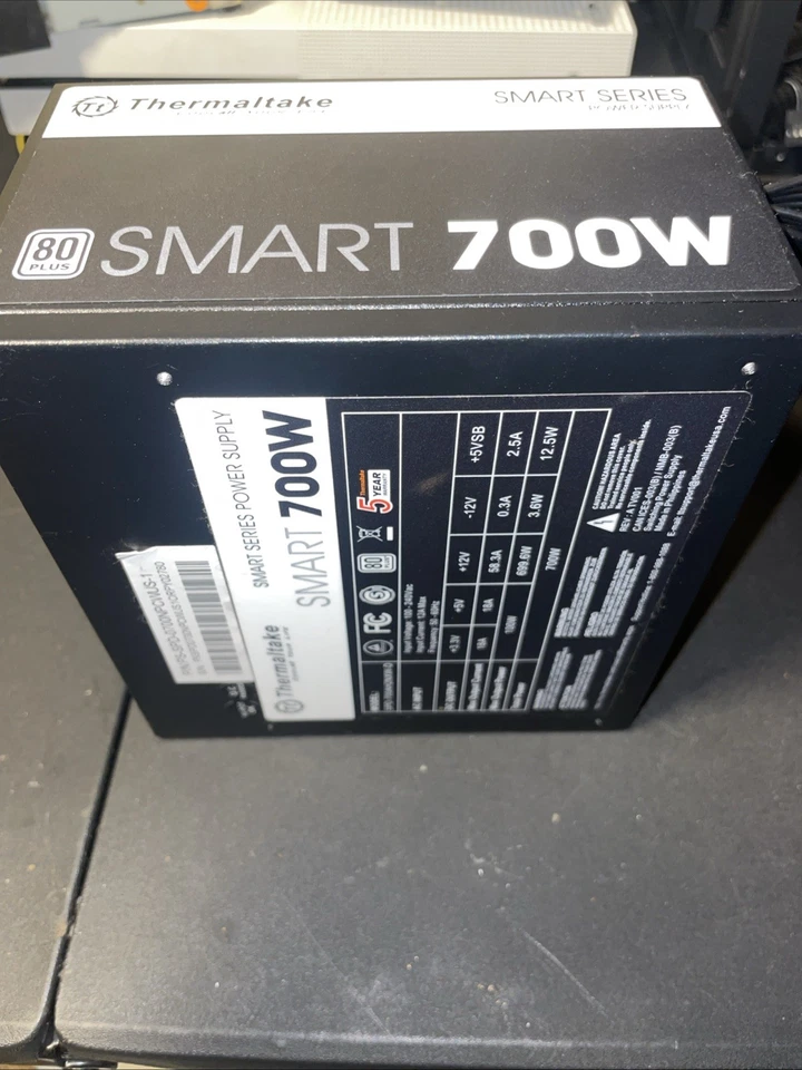 Fuente de alimentación Thermaltake Smart Series 700W con ventilador ultra silencioso de 120 mm Foto 1 de 3