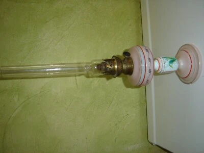 ancienne lampe a pétrole pied opaline - Photo 1/4