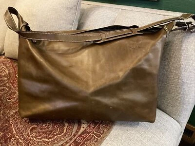 Bolso de viaje grande de cuero Latico de negocios con correa para el hombro marrón Foto 1 de 4