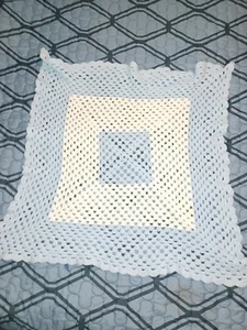 Linda manta bebé tejida a mano - Azul y Blanco 28"x28". Perfecto para bebé niño. - Imagen 1 de 4