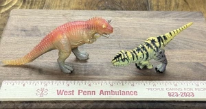 Disney Dinosaurio Carnotaurus con Disney World Alioramus - Imagen 1 de 6