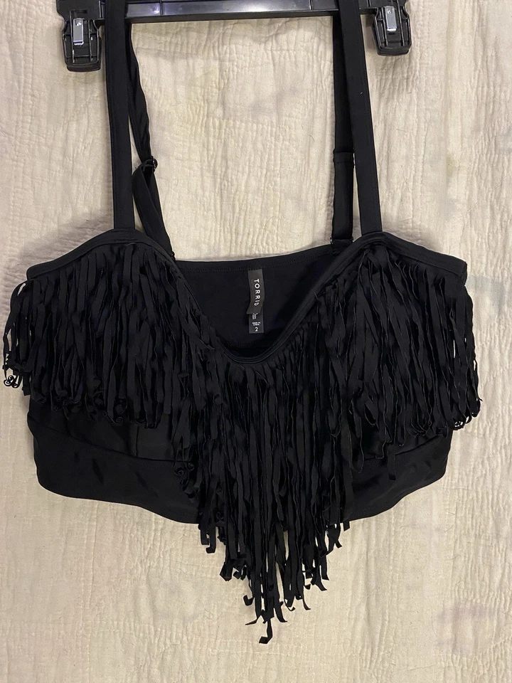 Top de baño Torrid talla 2 negro con flecos Foto 1 de 4