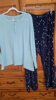 Top para mujer Gilligan & O'Malley azul pálido e inferior azul marino con estampado de árboles Foto 1 de 4