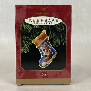 Adorno de Navidad Hallmark - Medias de hijo de hojalata prensadas - 1997 vintage nuevo en caja - Imagen 1 de 7
