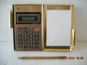 CALCOLATRICE ASTUCCIO DORATO PENNA NOTES READER'S DIGEST ANNI '80 - Imagen 1 de 1