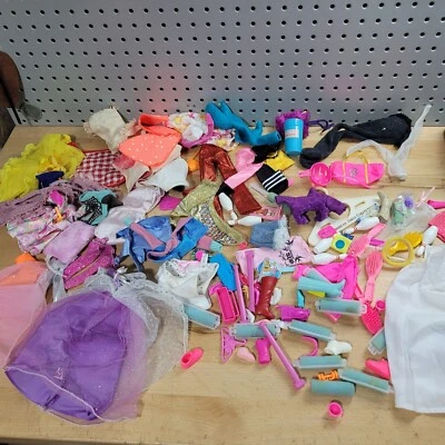 Barbie American Girl Disney? Lote Ropa Accesorios *120 PIEZAS* 2000s? ¿años 90? Foto 1 de 4