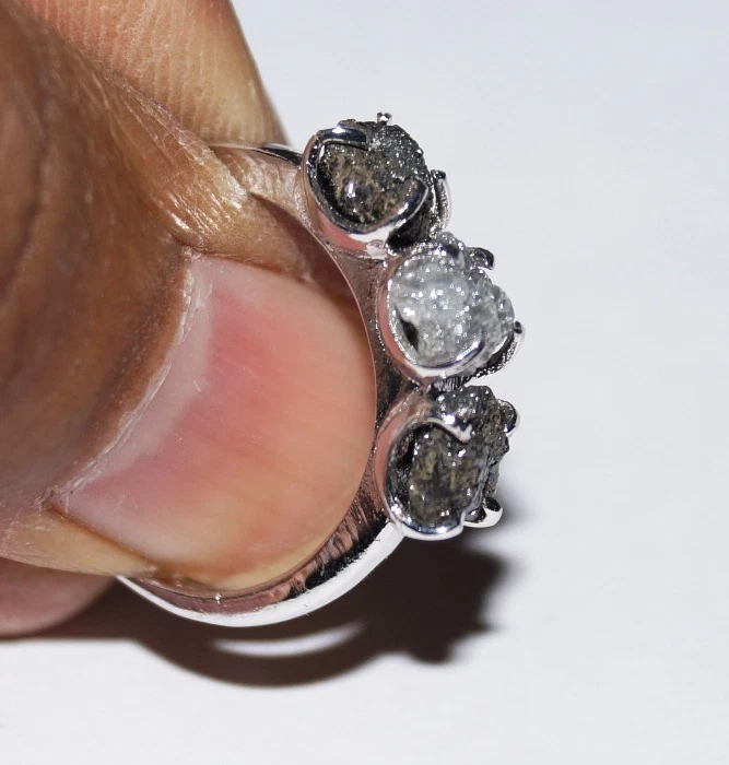 Anillo de diamantes crudos sin cortar gris blanco negro natural de 1,02 quilates plata fina 925 sin precio base Foto 1 de 4