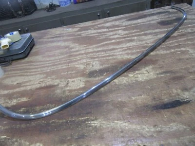 1953 1954 Chevrolet Belair sedan exterior rear window lower trim molding piece Foto 1 de 4