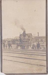 Antiguo tren RPPC 1910 con locomotora de vapor para trabajadores ferroviarios publicado - Imagen 1 de 2