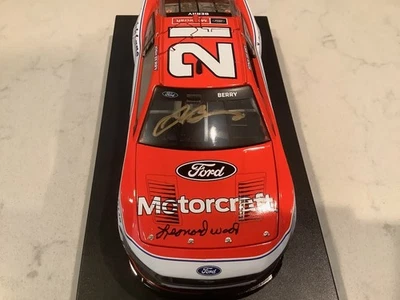 JOSH BERRY & WOOD BROTHERS AUTOGRAFADO 2025 FORD MOTORCRAFT FUNDIDO E CARTÃO - Imagem 1 de 4