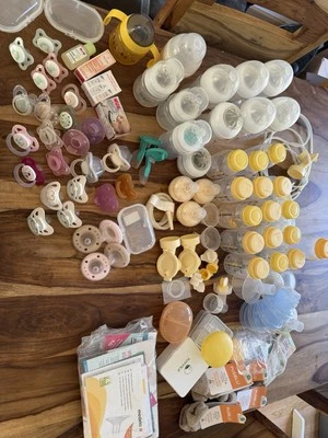 Babyflaschen set mit Zubehör(Avent und Medela Flaschen,unbenutzte Schnullis usw) - Bild 1 von 4