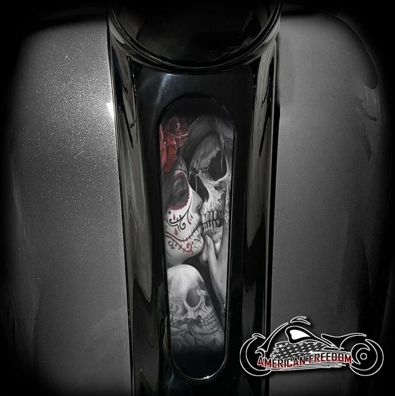 INSERTO DE TABLERO HARLEY DAVIDSON 8 PULGADAS STREET GLIDE & ROAD GLIDE - ROJO DEATH KISS Foto 1 de 1