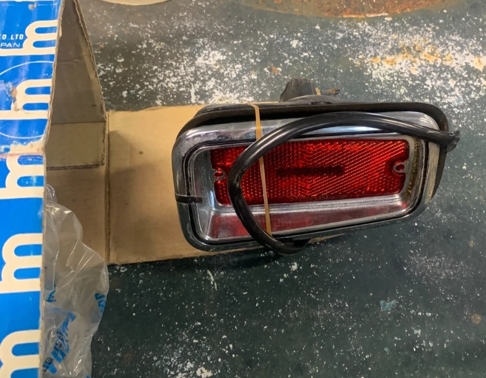 Новый из старых запасов задний габаритный фонарь для Mazda RX2 285066500 - Изображение 1 из 3